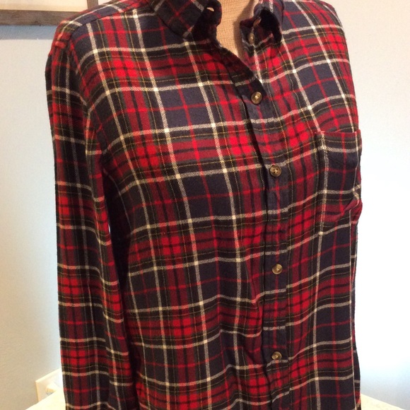 American Eagle Outfitters Tops - American Eagle boyfriend fit tartan button down. M